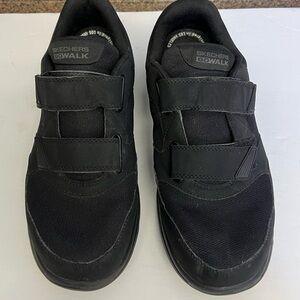 Skechers go walk air cooled with goga mat. Size 13.